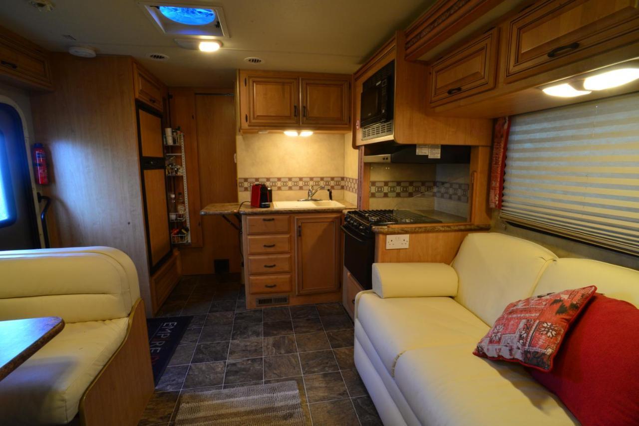 Luxury American Rv With Hot Tub Βίλα West Chiltington Εξωτερικό φωτογραφία