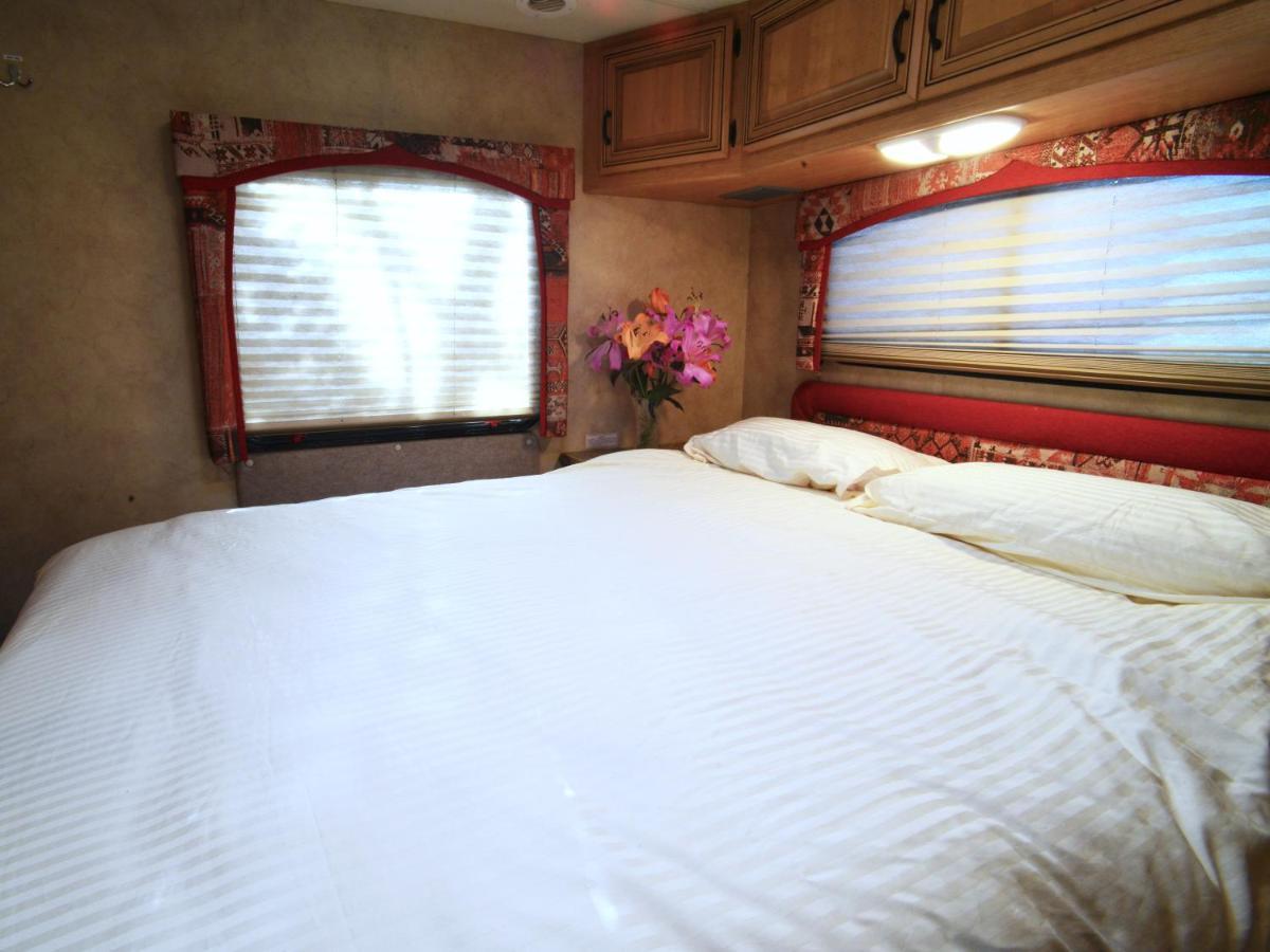 Luxury American Rv With Hot Tub Βίλα West Chiltington Εξωτερικό φωτογραφία